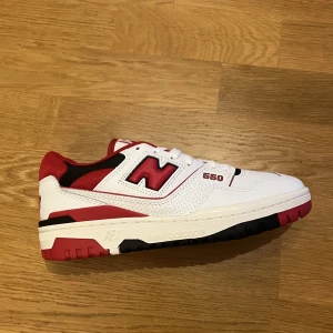 New Balance - Helt nya och oanvända New Balance 550. Små i storleken så passar som en 39. 