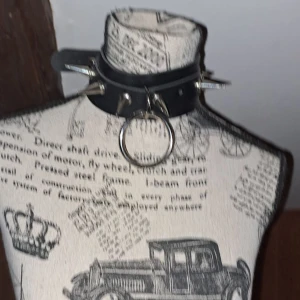 Nit choker - Svart nit choker, saknas en nit!!  Lillasyrran säljer så hennes swish!😊 FRAKT 15KR❗ PRISFÖRSLAG GÅR PRIMA❗