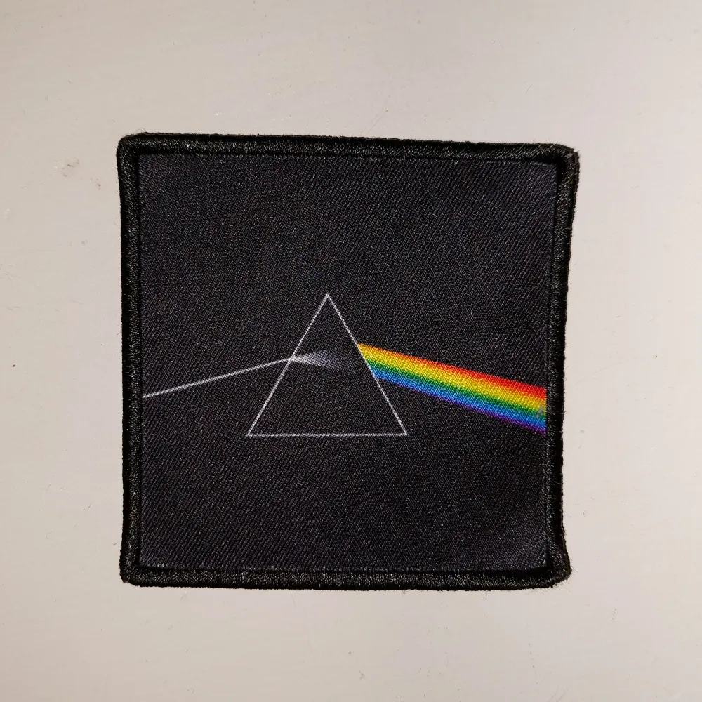 Säljer 2 tygpatches med Yellow Submarine motiv (The Beatles) och Dark side of the moon motiv (Pink Floyd). 🌻  Har haft de fastsydda på kläder förut men hålen är inget som har förstört motivet eller så.  20kr för båda två✨️. Accessoarer.