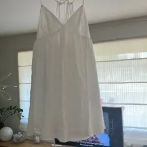 En otroligt fin vit klänning som är lite öppen i ryggen , aldrig använd pga att den var för liten för mig i bysten. Annars jättefin! Är en storlek L men kan passa S-L.☺️