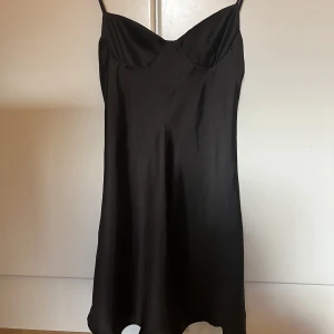 Zara klänning  - En utav mina absoluta favorit klänningar som tyvärr har blivit för liten. Den har justerbara band och öppen rygg. Klänningen är i fint skick och inköpt för ca 400kr