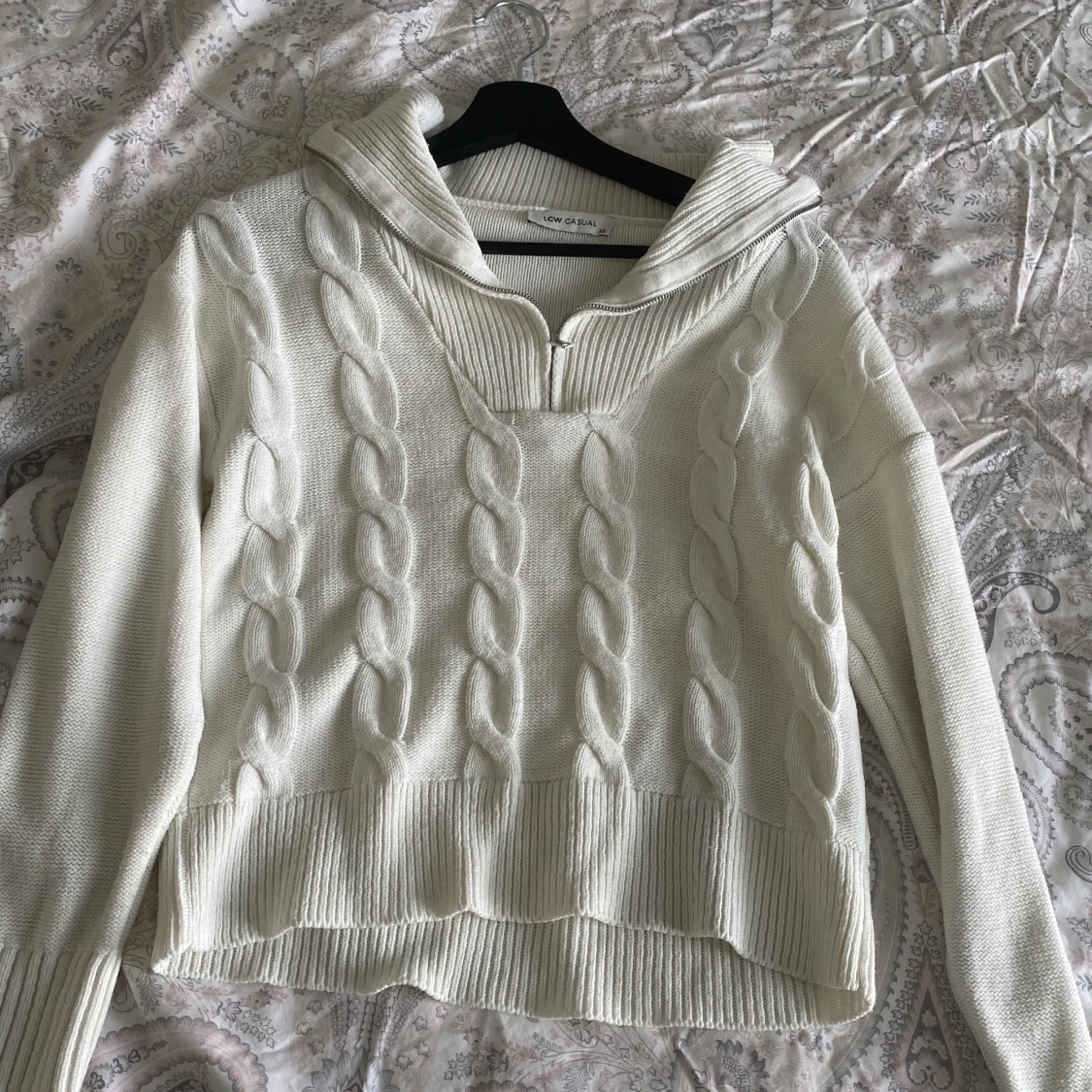 STICKAD VIT TRÖJA MED DRAGKEDJA 