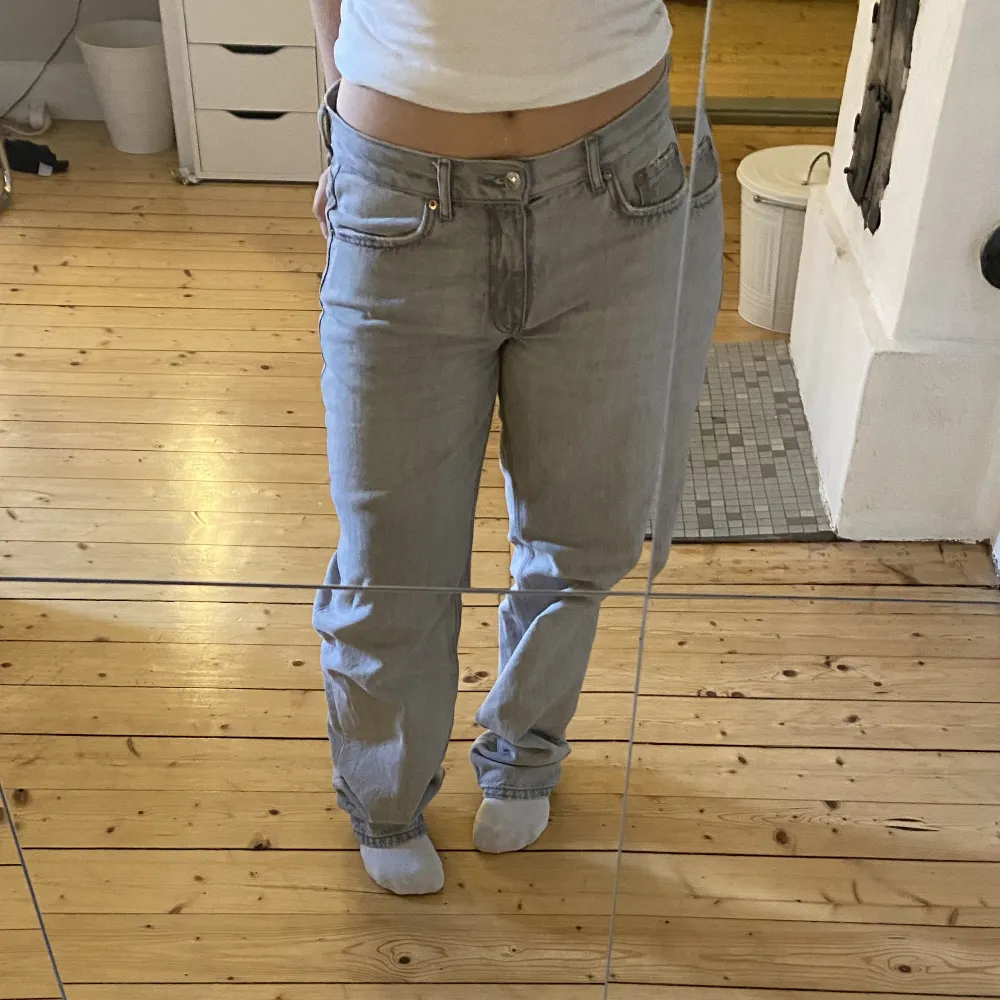 Säljer dessa jeans från Gina tricot i stl 36. De är mid waist, i fint skick. Säljes för 200kr, finns i Nyköping men kan även skicka om köparen står för frakten. . Jeans & Byxor.