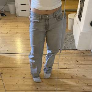 Säljer dessa jeans från Gina tricot i stl 36. De är mid waist, i fint skick. Säljes för 200kr, finns i Nyköping men kan även skicka om köparen står för frakten. 