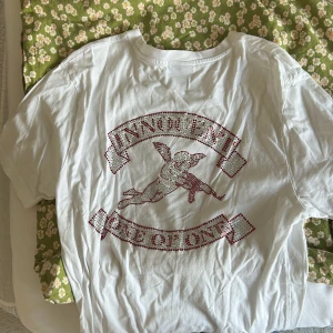 T-shirt från one of one - Cool T-shirt från one of one med tryck på ryggen. Släpptes i litet antal våren 2020. Storlek s. Köpt för 500kr