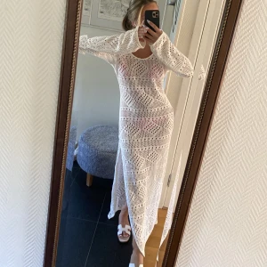 Virkad strandklänning - Vit virkad strandklänning från Bianca x Gina Tricot. Storlek S. Använd endast en gång. Jag är 158cm och på mig slutar den ca 1 cm från marken. Hör av dig  vid eventuella frågor eller för fler bilder🫶🏼