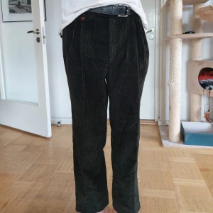 Manchesterbyxor storlek M - Mörkgröna manchesterbyxor köpt secondhand. Storlek M. Kontakta vid intresse, köparen står för frakt.