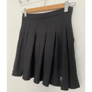 Snygg svart veckad kjol från Zara som inte längre kommer till användning Fortfarande i bra skick, inga skador eller sånt💓