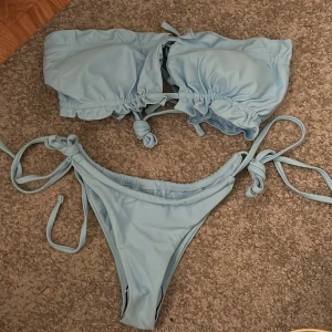 Bikini  - Ljusblå bikini i storlek S.