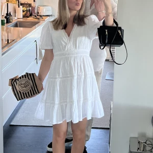 Vit klänning från zara - Superfin klänning, perfekt för student elr sommaren. Säljer då jag inte använder den längre, använd endast en gång förra året på midsommar 