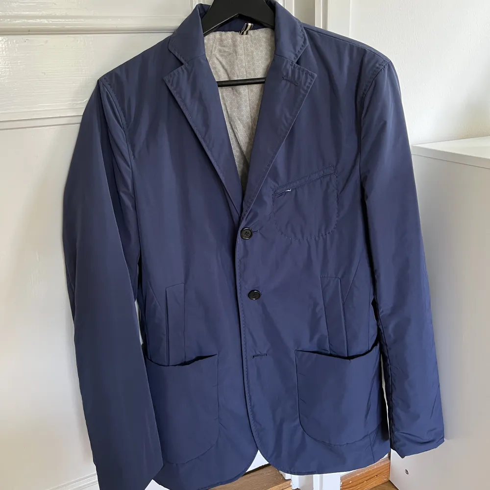 Slim fit Blue J.Lindeberg    Dun blazer 9.5/10 Använd 1 gång . Kostymer.