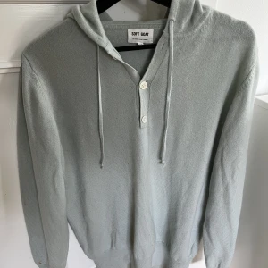 Soft Goat Hoodie - 100% cashmere  Medium Bra skick men har två små fläckar på ryggen