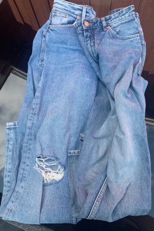 Monki jeans  - I par monki jeans storlek 29 cn 165/74a  Med ”öppet knä”  I par monki storlek 29 cn 165/74a  Båda säljs tillsammans 