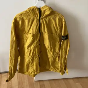 Unik stone island overshirt. Jättefin och jättetrevlig att ha på sig. Pris diskuteras 