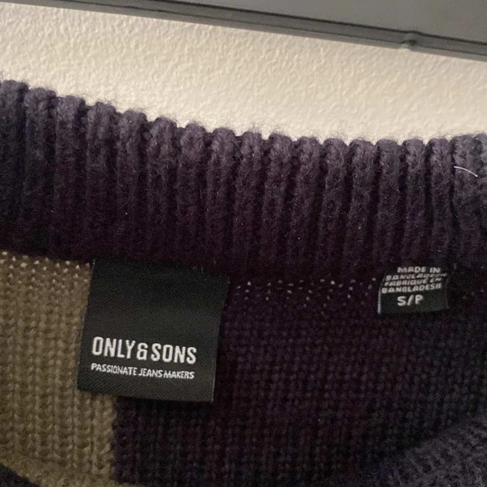 En stickad tröja från Only&sons som är i bra skick. Jag har bara använt den några gånger så den är som när jag fick den.. Tröjor & Koftor.