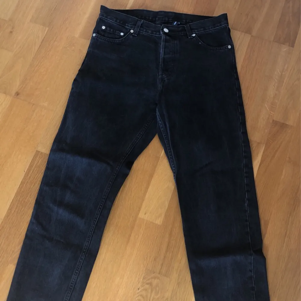 Svarta weekday jeans i fint skick.  Modell Barrel Stl 29/30. Jeans & Byxor.