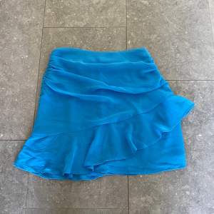Blå volang kjol från mango🥭använd endast en gång 