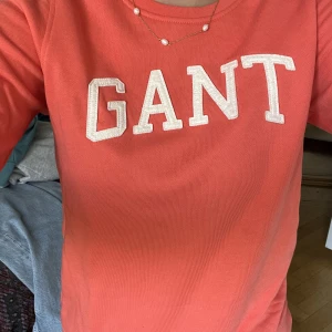 Intressekoll på gant tröja - Gant tröja i mycket god skick. Har bara använt ett fåtal gånger. Storlek xs men passar även s. Fråga om ni vill ha fler bilder🤍