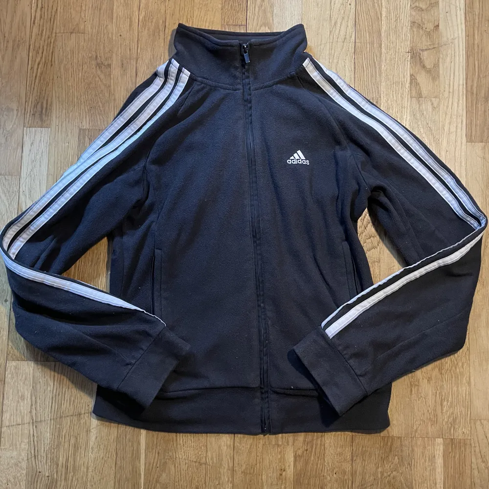 En svart högkragad adidas- zip up. Jättefint skick, knappt använd. Storlek S, finns fler bilder!. Hoodies.