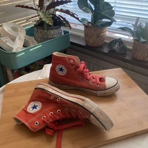 Röda converse  - Röda Converse skor i st 38,5. Som ni ser har dom varit använda men luktar inte konstigt🫧  Därav säljer jag för lågt pris🌞