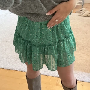 Grön kjol  - Sommaren kjol!! Så söt!