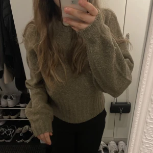 Brun/grå stickad tröja  - Tröja från nakd! Kortare modell och superfin till ett par kostymbyxor eller svart kjol💘💘 