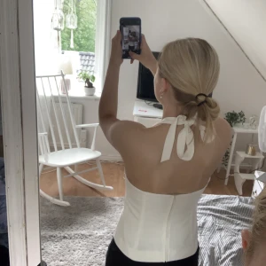 Vit topp med snöring - Super fin topp som passar pefekt till sommaren! Säljer då jag aldrig hittar ett tillfälle att använda den.