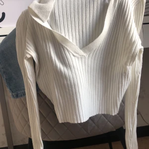 En vit topp  - En fin vit Top som är ribbat från H&M i storlek xxs men passar oxå s! Inte använd så många gånger säljer pågrund av att jsg inte tycker om det!