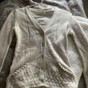 Kofta - Mjuk, tunn stickad kofta från Odd Molly, i fint skick. Storlek S men skulle säga att det mer är en XS. 🤎