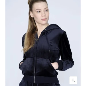 Juicy kofta - Säljer min juicy kofta som är andvänd ungefär 5 gånger säljer för den ej andvänds. Den är samma färg som på bilden och är i storlek M men sitter som en S (skriv till mig innan ni trycker på köp direkt)