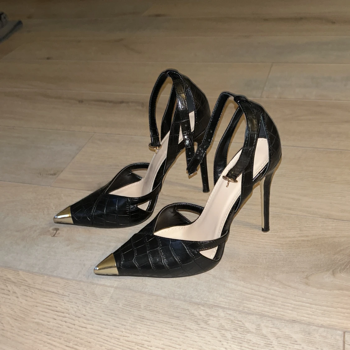 Svarta Cut out klackar PLT - 91