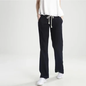 Roxy linnebyxor - Roxy linnebyxor i svart, använd en gång men tyvärr passa de inte men de är i proncip nysckick💕 har inga bilder på då dom inte passar