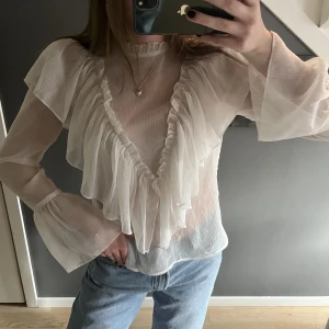 Volang blus  - Sjukt snygg volang blus från Rut&Circle, storlek S. Aldrig kommit till användning! 