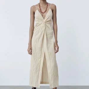 Zara klänning - säljer denna fina lång klänningen i linne! Prislappen är kvar och aldrig andvänd.💕 