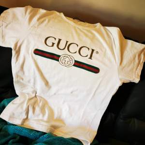 Vit Gucci t-shirt, bra skick knappt använd då den var lite för liten för mej. Så som ny! Men billigare 🌸 Priset går diskutera, allt ska bort!