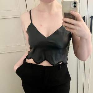 Kort topp/linne från Zara med läderimitation på framsidan.