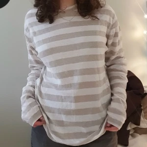 Randig tröja - Jätte skön och fin oversized  randig tröja (beige och vit). Tunt marerial som är jätte skönt (men inte genomskinligt). Skriv till mig för fler bilder. Skriv gärna innan du trycker på köp nu :)