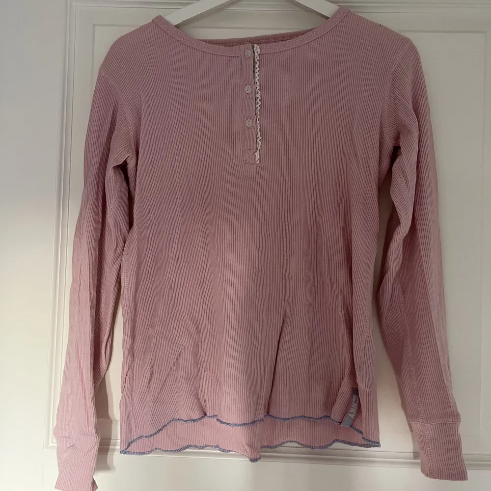 Söt, rosa tröja i bra skick💗 Barnstorlek 158 (13-14 år) men passar även som en XS . Toppar.