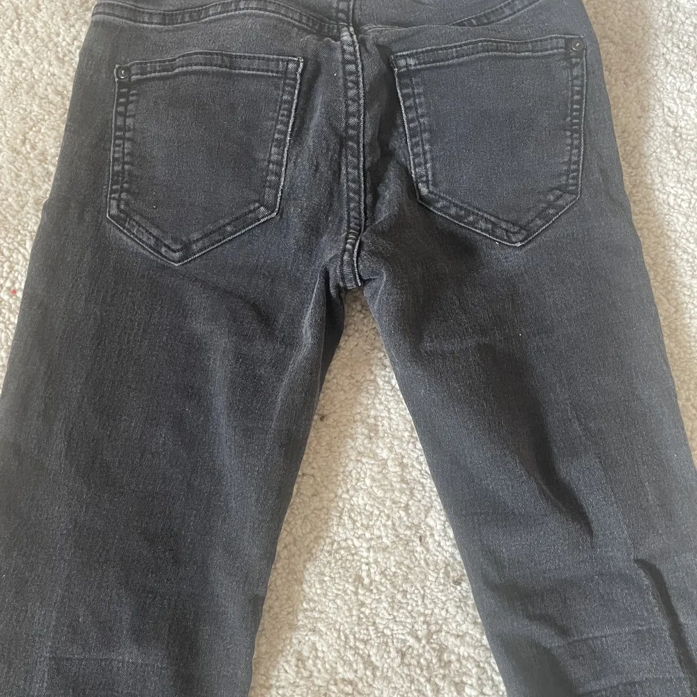 Lågmidjade flare jeans i storlek xs. Inga fläckar eller hål 😊 från Lindex. Passar också i storlek 146/152!. Jeans & Byxor.