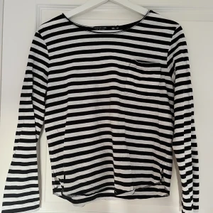 Randig tröja - En svartvit randig tröja i bra skick