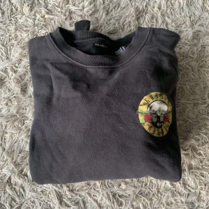 Tröja - Guns n roses tröja i storlek M, svart men kameran får färgen att ändras. Fint skick. 