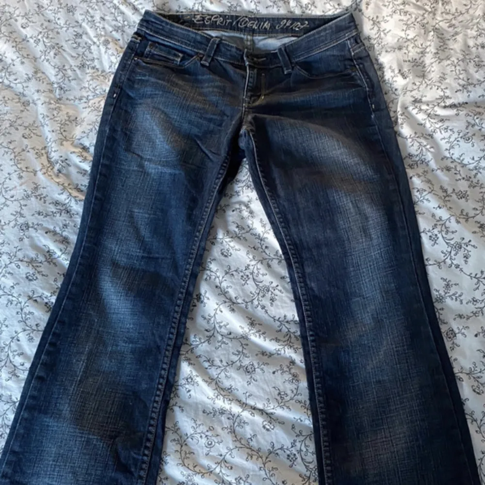 Lågmidjade utsvängda mörkblå jeans. Storlek M/S. Men skulle mer säga M.  34/27. Jeans & Byxor.