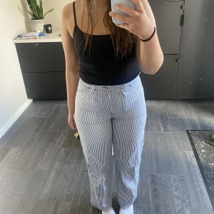 Hm byxor - Supertrendiga randiga cargo pants helt slutsålda på hemsidan. Lite för små för mig som brukar ha 40 så säljer nu dom🌼 Endast använda 1 gång!