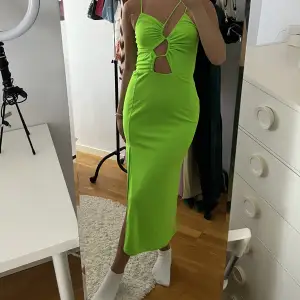 Grön neon klänning från H&M. Aldrig använd💚