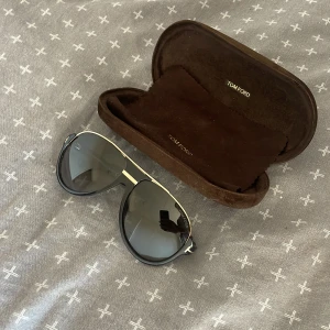 Tom ford solglasögon - Säljer ett par tom ford glasögon i nyskick!