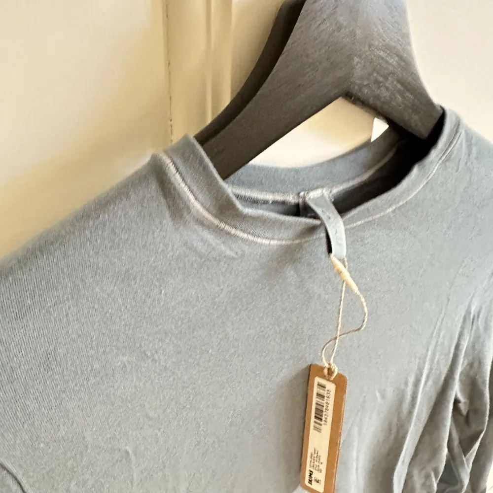 Säljer SKIMS cotton jersey long sleeve t-shirt i färgen Kyanite. Storleken är XS men passar bra på mig som är en normal 38 då den är extremt stretchig i materialet. Säljer på grund av att jag inte fick användning för den då det inte helt var min färg.. Toppar.