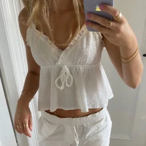 Vit topp - Första bilden är lånad!! Samma topp förutom att jag tagit bort rosetten☺️Super söt vitt topp💕 perfekt nu till sommaren😊kontakta gärna vid intresse!!