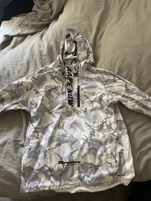 Vind jacka  - Bape vind jacka som är köpt i LA i butik hos Bape. Skick 8/10 knappt andvänd bara några enstaka gånger. Kvitto finns ej men köptes för 4500kr/ kan även tänka mig byten