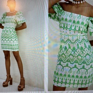 Klänning med brodering, helt ny, aldrig använd och lappar kvar. - Härlig sommarklänning i vitt med grön brodering.  Storlek 44. Ny och oanvänd, lappar finns kvar på.  Köptes i england.  Nypris 1,650kr. Nu 875kr