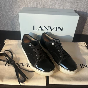 Lanvin skor - Säljer min 9.5/10 lanvin skor som är perfekta nu till sommaren. Storlek Uk 6 men stora i storleken. Dem är köpta på farfetch och ”kvittot” finns på lådan. Tillkommer skor, låda och 1 dustbag. Hör av dig vid minsta lilla fråga, jag svarar snabbt. 